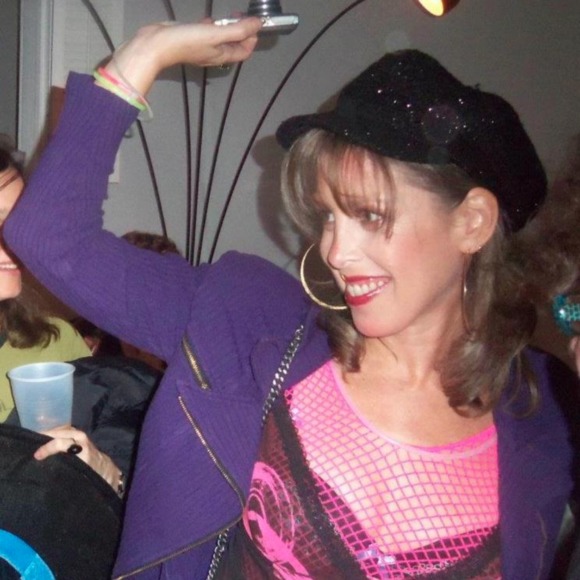 Meet your Posher, Bobbi - Picture 1 of 1